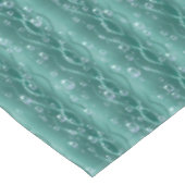 Raindrops auf grünem Metall Tischdecke (Schrägansicht)