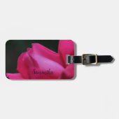 Raindrops auf roter Rosenknospe Personalisiert Gepäckanhänger (Vorderseite horizontal)