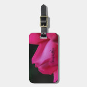 Raindrops auf roter Rosenknospe Personalisiert Gepäckanhänger (Vorderseite vertikal)