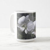 "RAINDROPS AUF WEISSEN ORCHIDEN" KAFFEETASSE (Vorderseite Links)