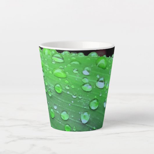 Raindrops Closeup, Spacey Green Milchtasse (Vorderseite)