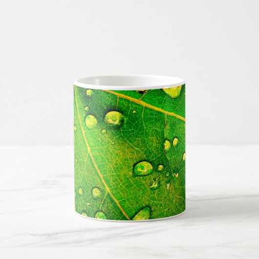 Raindrops on a Leaf Kaffeetasse (Mittel)