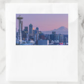 Rainier im Hintergrund. Rechteckiger Aufkleber (Tasche)