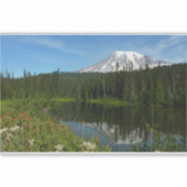 Rainier Lake Reflektion mit Wildblumen Aufkleber (Vorderseite)