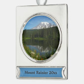 Rainier Lake Reflektion mit Wildblumen Banner-Ornament Silber (Links)