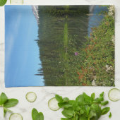 Rainier Lake Reflektion mit Wildblumen Geschirrtuch (Gefaltet)