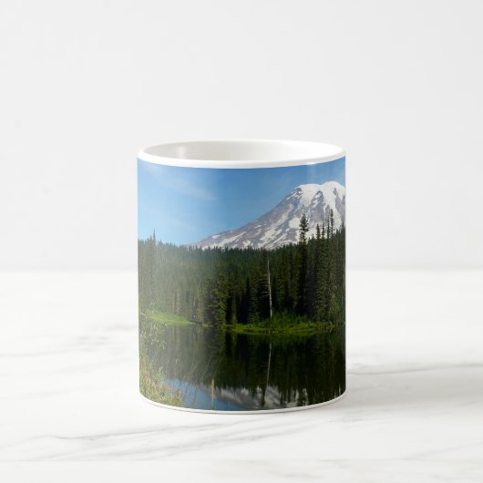 Rainier Lake Reflektion mit Wildblumen Kaffeetasse (Mittel)