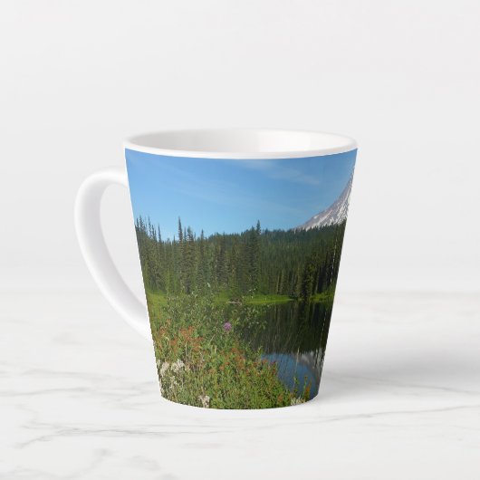 Rainier Lake Reflektion mit Wildblumen Milchtasse (Linke Ecke)