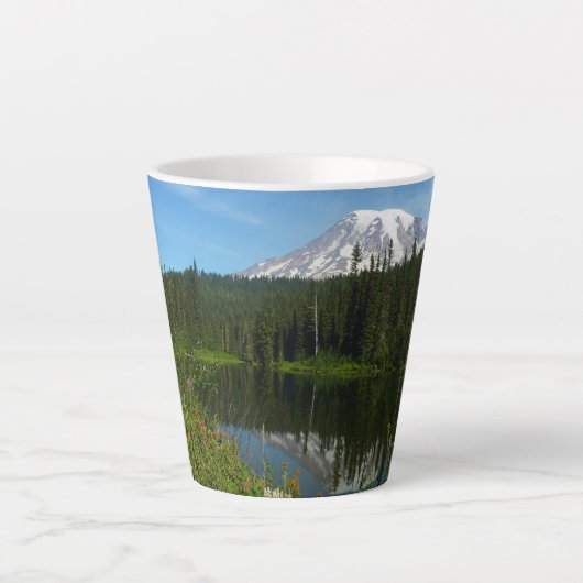 Rainier Lake Reflektion mit Wildblumen Milchtasse (Vorderseite)