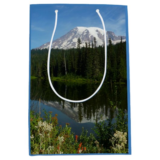 Rainier Lake Reflektion mit Wildblumen Mittlere Geschenktüte (Vorderseite)