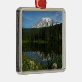 Rainier Lake Reflektion mit Wildblumen Ornament Aus Metall (Rechts)