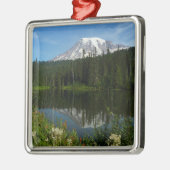 Rainier Lake Reflektion mit Wildblumen Ornament Aus Metall (Links)