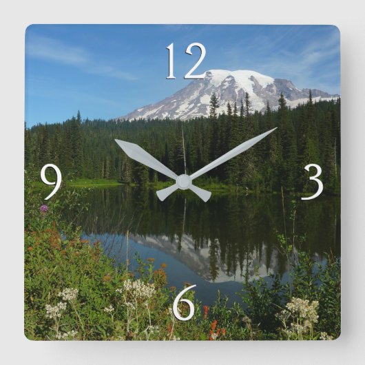 Rainier Lake Reflektion mit Wildblumen Quadratische Wanduhr (Vorderseite)