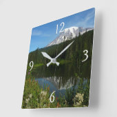 Rainier Lake Reflektion mit Wildblumen Quadratische Wanduhr (Winkel)