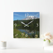 Rainier Lake Reflektion mit Wildblumen Quadratische Wanduhr (Zuhause)