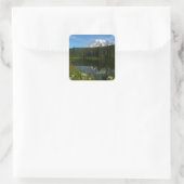 Rainier Lake Reflektion mit Wildblumen Quadratischer Aufkleber (Tasche)