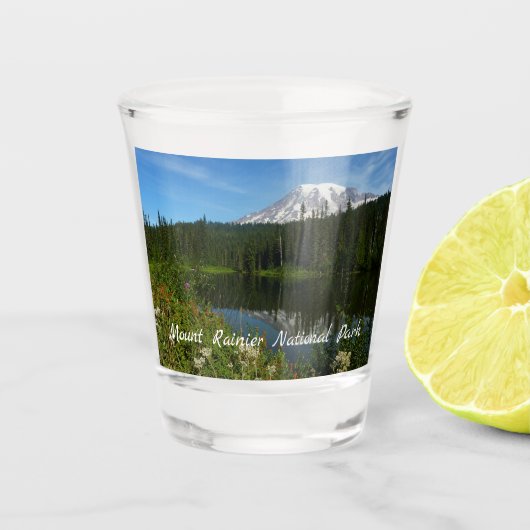 Rainier Lake Reflektion mit Wildblumen Schnapsglas (Vorderseite)