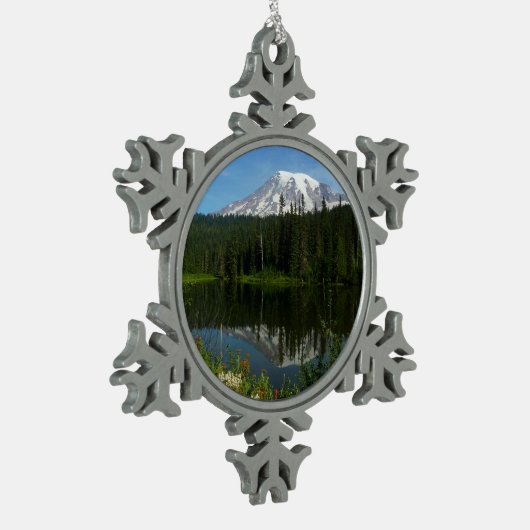 Rainier Lake Reflektion mit Wildblumen Schneeflocken Zinn-Ornament (Links)
