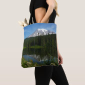 Rainier Lake Reflektion mit Wildblumen Tasche (Von Nahem)