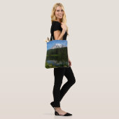 Rainier Lake Reflektion mit Wildblumen Tasche (Am Model)