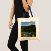 Rainier Lake Reflektion mit Wildblumen Tragetasche (Vorderseite (Produkt))