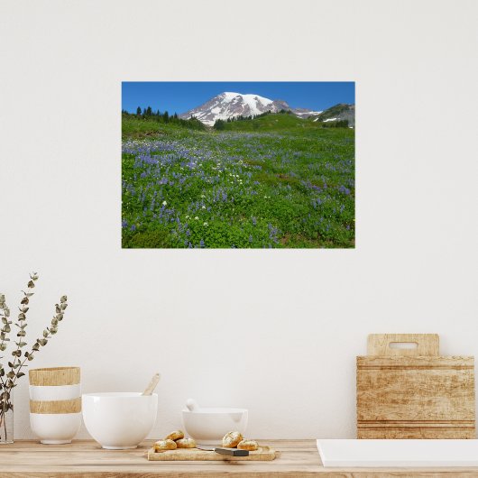 Rainier mit Lila Lupinen Poster (Küche)