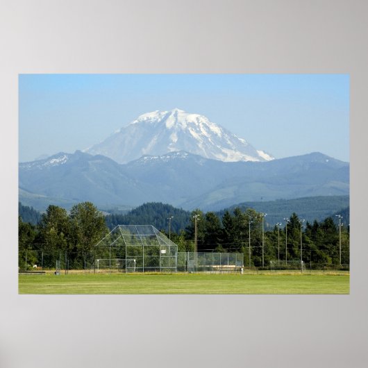 Rainiertürme über dem Fußballfeld Poster (Vorne)