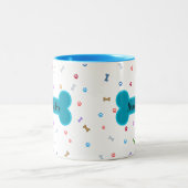 Raining Dog Paws & Bones - Anpassbarer Name Zweifarbige Tasse (Mittel)