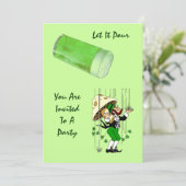 Raining Green Bier auf Leprechaun Fun Einladungen (Stehend Vorderseite)