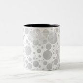 Rainy Sky Gray Polka Dots Zweifarbige Tasse (Mittel)