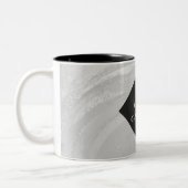 Rainy Sky Gray und Black Monogram Zweifarbige Tasse (Links)