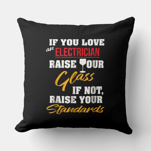 Raise Glass Funny Apprentice Electrician Ehefrau V Kissen (Vorderseite)