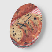 Raisin Bread Große Wanduhr (Winkel)