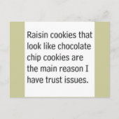 RAISIN COOKIES, DIE WIE SCHOKOLADENCHIPS AUSSEHEN, POSTKARTE (Vorderseite)