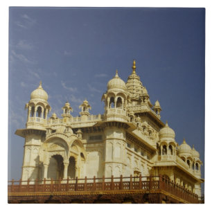Rajasthan, Indien Eine Frau, die an einem alten Fliese