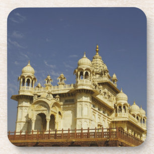 Rajasthan, Indien Eine Frau, die an einem alten st Untersetzer