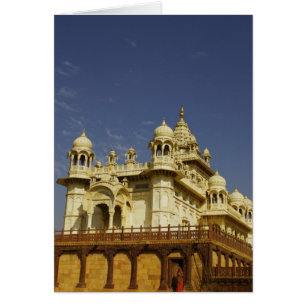 Rajasthan, Indien Eine Frau steht an einem alten