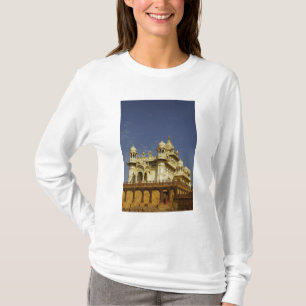 Rajasthan, Indien Eine stehende und zufällige Fra T-Shirt