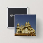 Rajasthan, Indien Eine stehende und zufällige Frau Button (Vorne & Hinten)