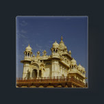 Rajasthan, Indien Eine stehende und zufällige Frau Button<br><div class="desc">COPYRIGHT Piper Mackay / DanitaDelimont.com| AS10 PMA0017.jpg| Rajasthan,  Indien Eine Frau,  die im Tempel stehend und zufällig ist.</div>