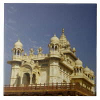 Rajasthan, Indien Eine stehende und zufällige Frau