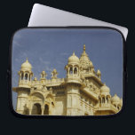 Rajasthan, Indien Eine stehende und zufällige Frau Laptopschutzhülle<br><div class="desc">COPYRIGHT Piper Mackay / DanitaDelimont.com| AS10 PMA0017.jpg| Rajasthan,  Indien Eine Frau,  die im Tempel stehend und zufällig ist.</div>