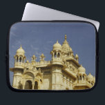 Rajasthan, Indien Eine stehende und zufällige Frau Laptopschutzhülle<br><div class="desc">COPYRIGHT Piper Mackay / DanitaDelimont.com| AS10 PMA0017.jpg| Rajasthan,  Indien Eine Frau,  die im Tempel stehend und zufällig ist.</div>