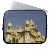 Rajasthan, Indien Eine stehende und zufällige Frau Laptopschutzhülle (Vorderseite)