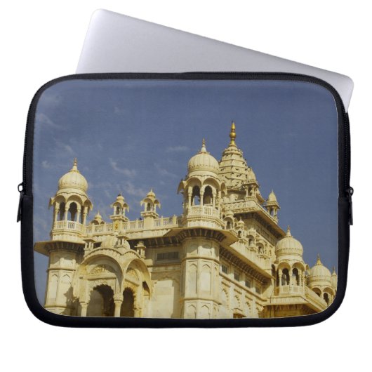 Rajasthan, Indien Eine stehende und zufällige Frau Laptopschutzhülle (Vorderseite)