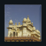 Rajasthan, Indien Eine stehende und zufällige Frau Magnet<br><div class="desc">COPYRIGHT Piper Mackay / DanitaDelimont.com | AS10 PMA0017.jpg | Rajasthan,  Indien Eine Frau,  die am Tempel stehend und zufällig zufällig war.</div>