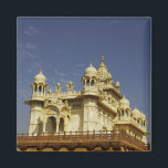 Rajasthan, Indien Eine stehende und zufällige Frau Magnet<br><div class="desc">COPYRIGHT Piper Mackay / DanitaDelimont.com | AS10 PMA0017.jpg | Rajasthan,  Indien Eine Frau,  die am Tempel stehend und zufällig zufällig war.</div>