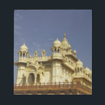 Rajasthan, Indien Eine stehende und zufällige Frau Notizblock<br><div class="desc">COPYRIGHT Piper Mackay / DanitaDelimont.com | AS10 PMA0017.jpg | Rajasthan,  Indien Eine Frau,  die am Tempel stehend und zufällig zufällig war.</div>