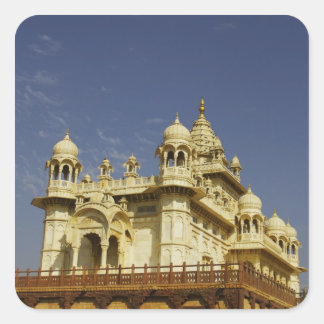 Rajasthan, Indien Eine stehende und zufällige Frau Quadratischer Aufkleber