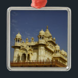 Rajasthan, Indien Eine stehende und zufällige Frau Silbernes Ornament<br><div class="desc">COPYRIGHT Piper Mackay / DanitaDelimont.com| AS10 PMA0017.jpg| Rajasthan,  Indien Eine Frau,  die im Tempel stehend und zufällig ist.</div>